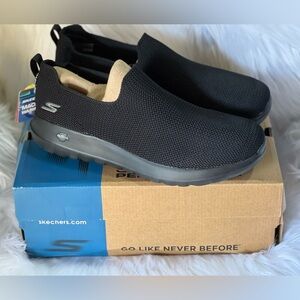 Brand new Men's GOwalk Max Slip-On Extra Wide Walking Sneakers